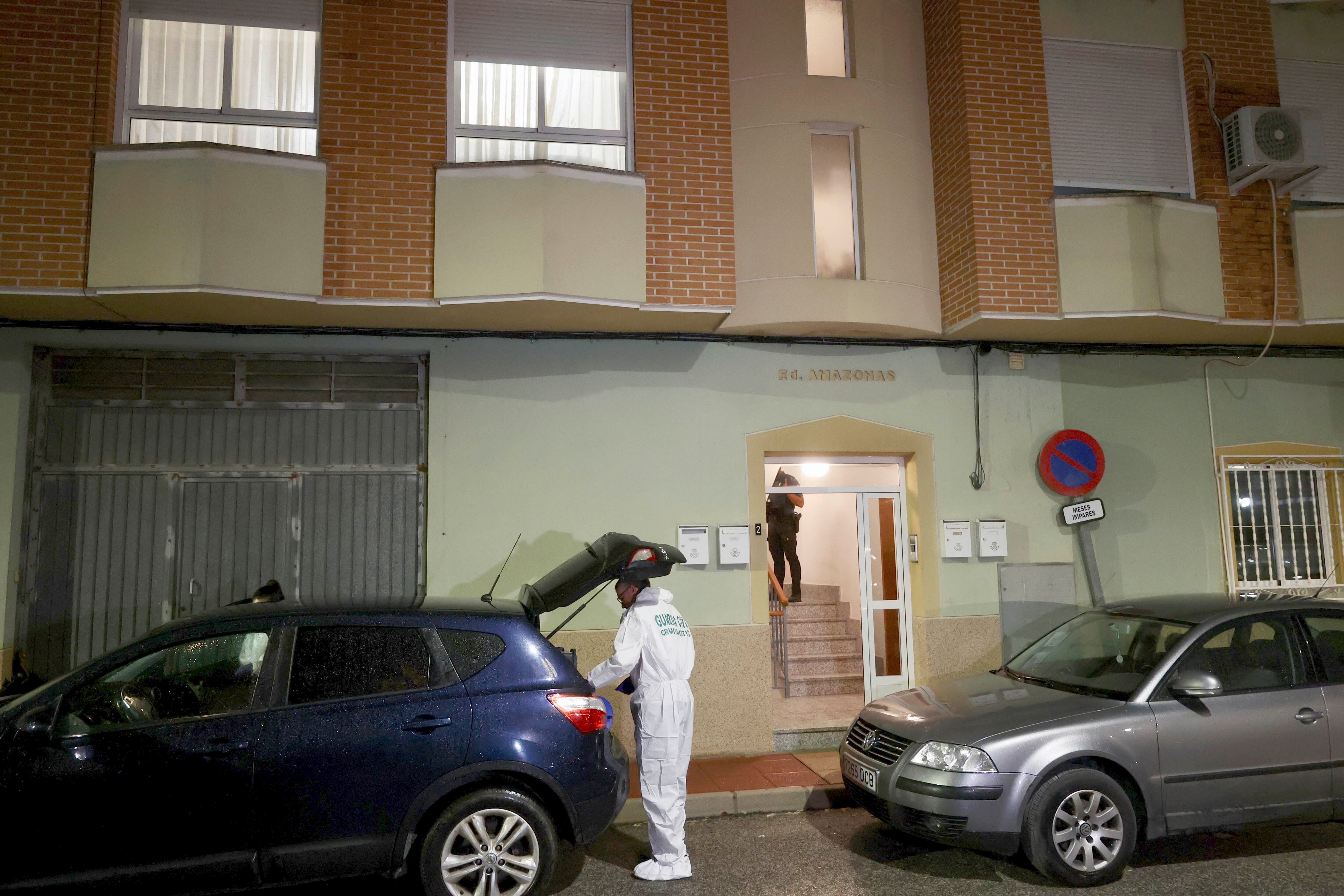 La Guardia Civil investiga la muerte de una joven, cuyo cuerpo ha sido encontrado este domingo sin vida en una vivienda de la localidad murciana de Librilla.