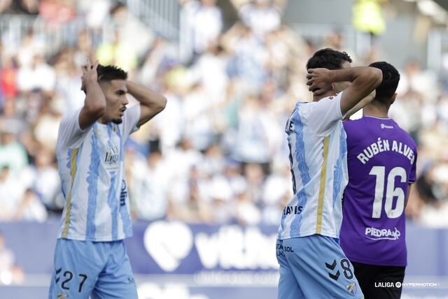 Los jugadores del Málaga se lamentan de una ocasión perdida en el partido ante el Córdoba