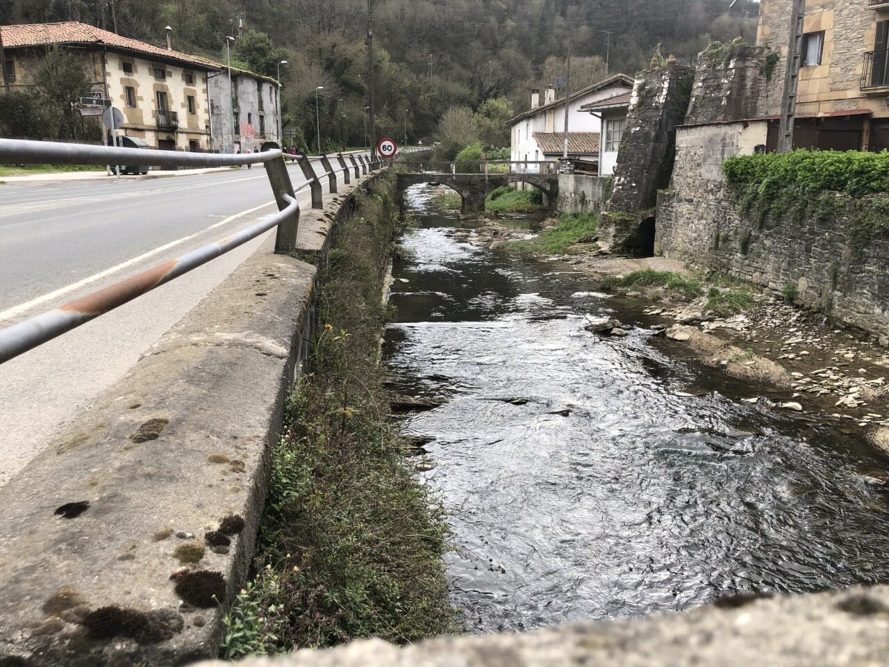 Hasta la construcción del nuevo colector en Ermua, las aguas residuales van a parar al Río Ego que une el municipio con Eibar