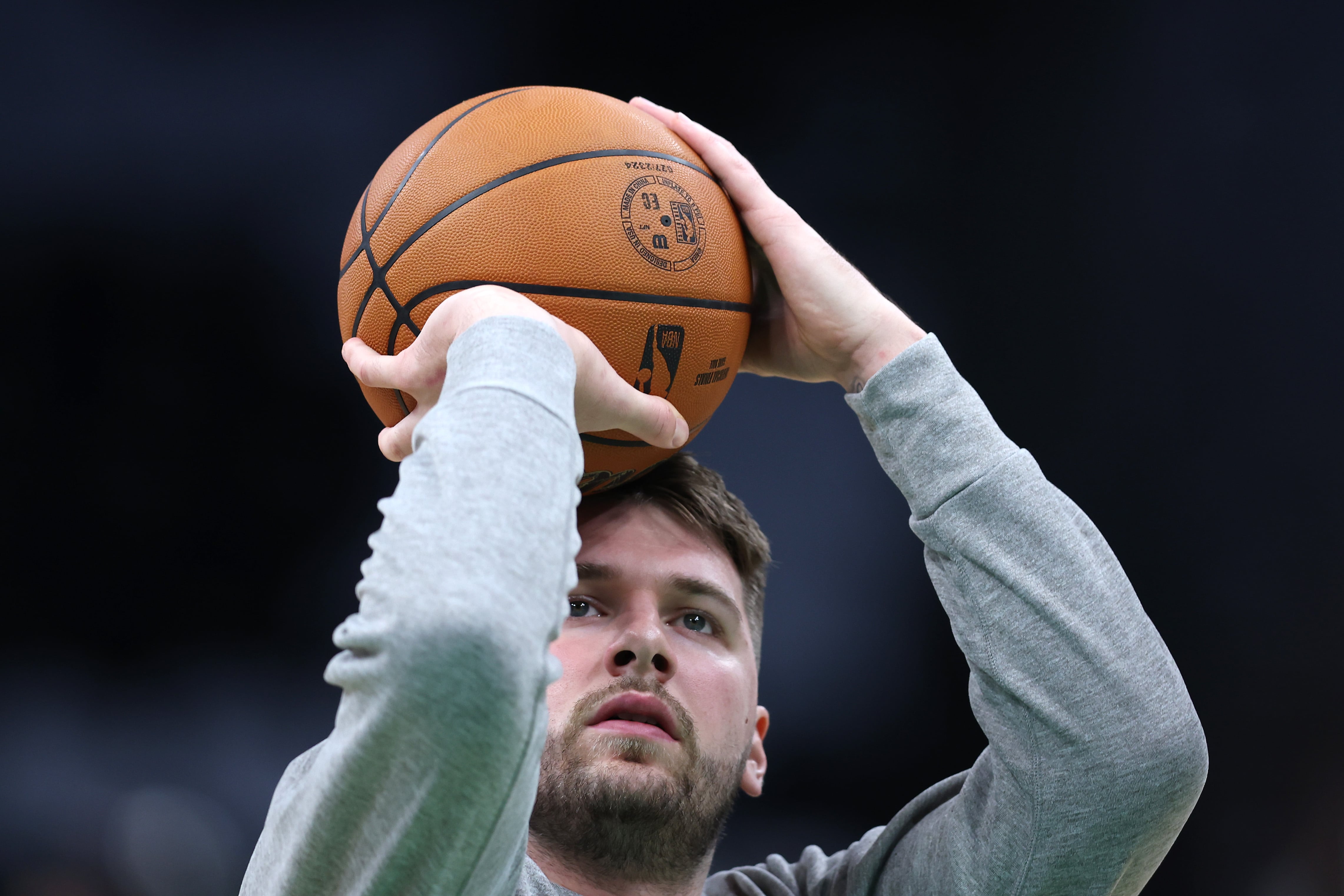 Luka Doncic entrena con los Dallas Mavericks antes del segundo partido de las Finales ante Boston Celtics