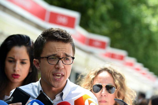 El diputado de Podemos Íñigo Errejón atiende a los medios durante su visita a la Feria del Libro de Madrid