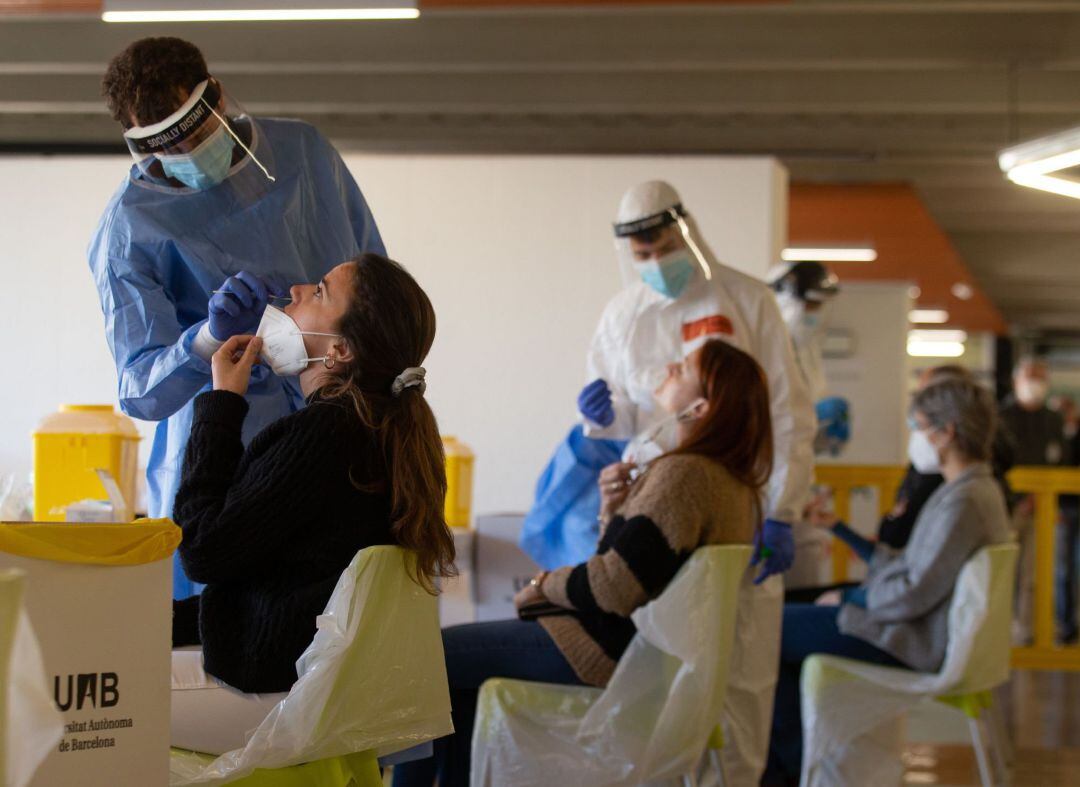 Profesionales sanitarios realizan su trabajo en el campus de Bellaterra de la Universidad Autónoma de Barcelona.