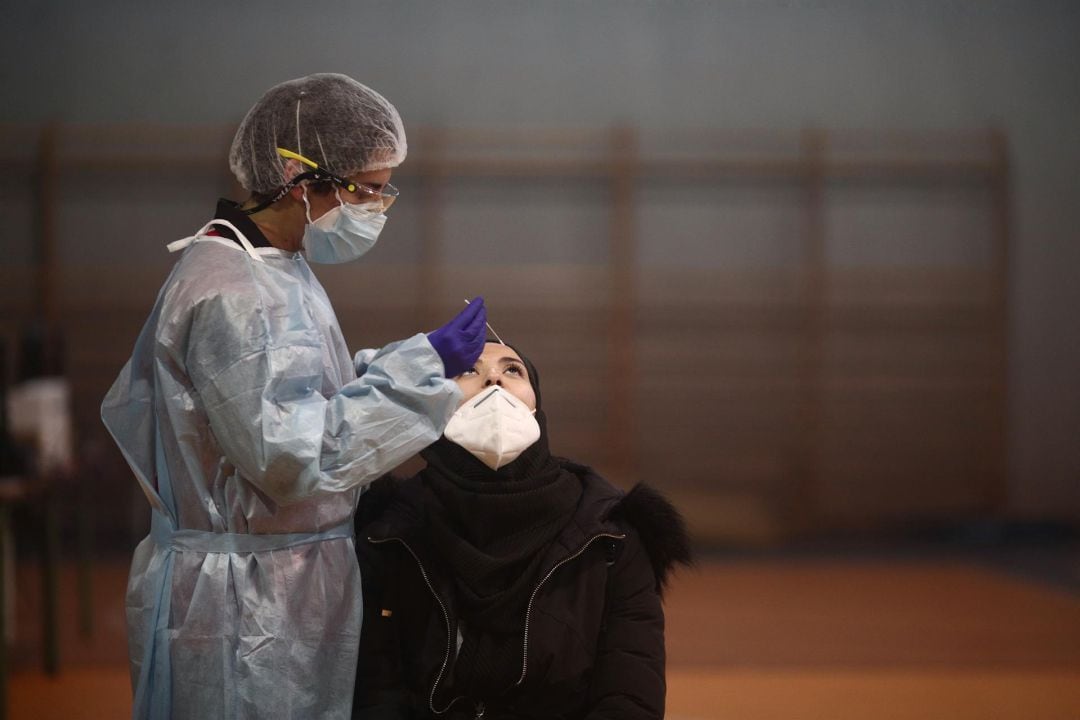 Sanitario realizando un test de antígenos