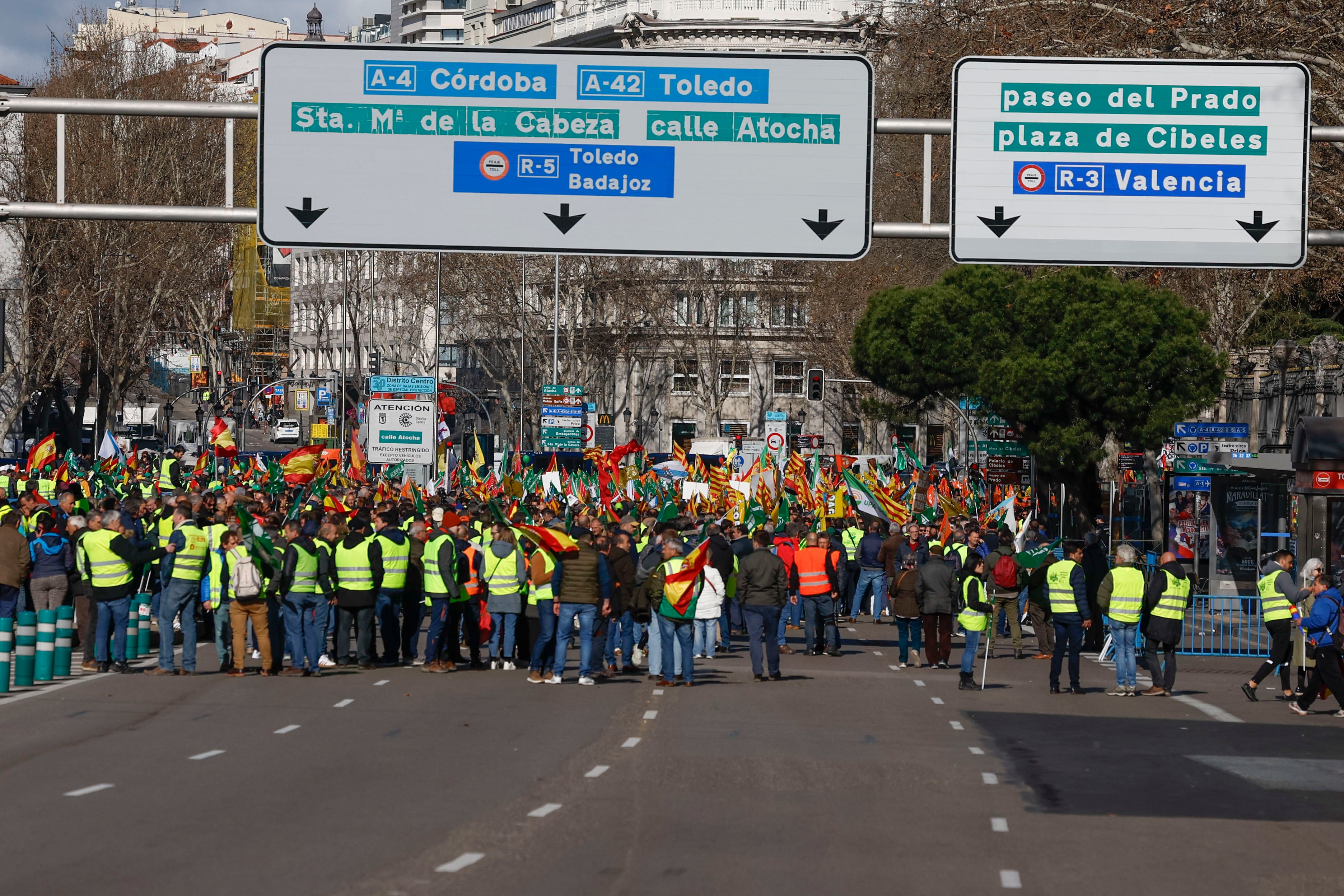 Agricultores de varios puntos de España se manifiestan frente a la sede del Ministerio de Agricultura. EFE/ J.J. Guillén