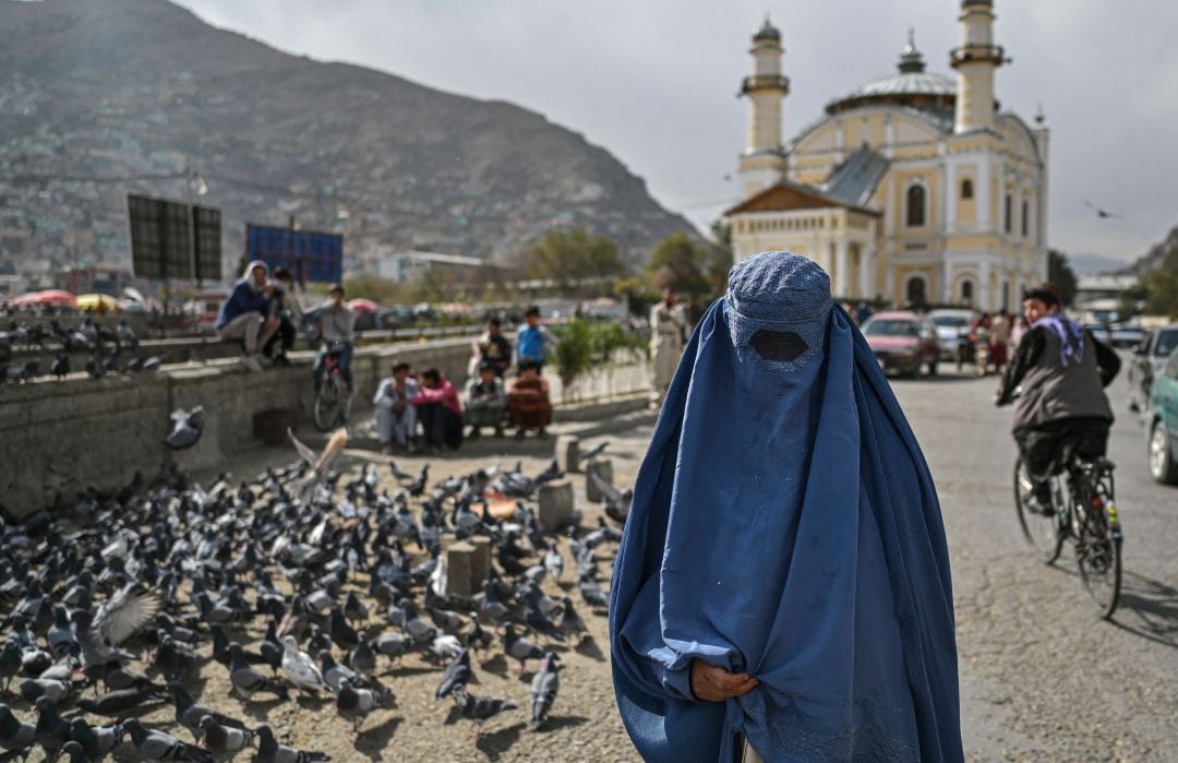 Una mujer con burka camina por las calles de Kabul.