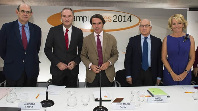 El director del Campus FAES 2014, Ignacio Astarloa, el presidente de la Generalitat Valenciana, Alberto Fabra, el presidente de FAES, José María Aznar, el director del Campus, Javier Zarzalejos, y la presidenta del Partido Popular de Madrid, Esperanza Agu