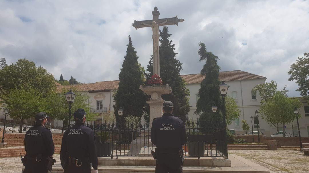 Agentes de la Policía Local ante el Cristo de los Favores el Viernes Santo de 2020 en el Campo del Príncipe de Granada. Por la pandemia no se pudo celebrar el tradicional acto popular de las 3 de la tarde.