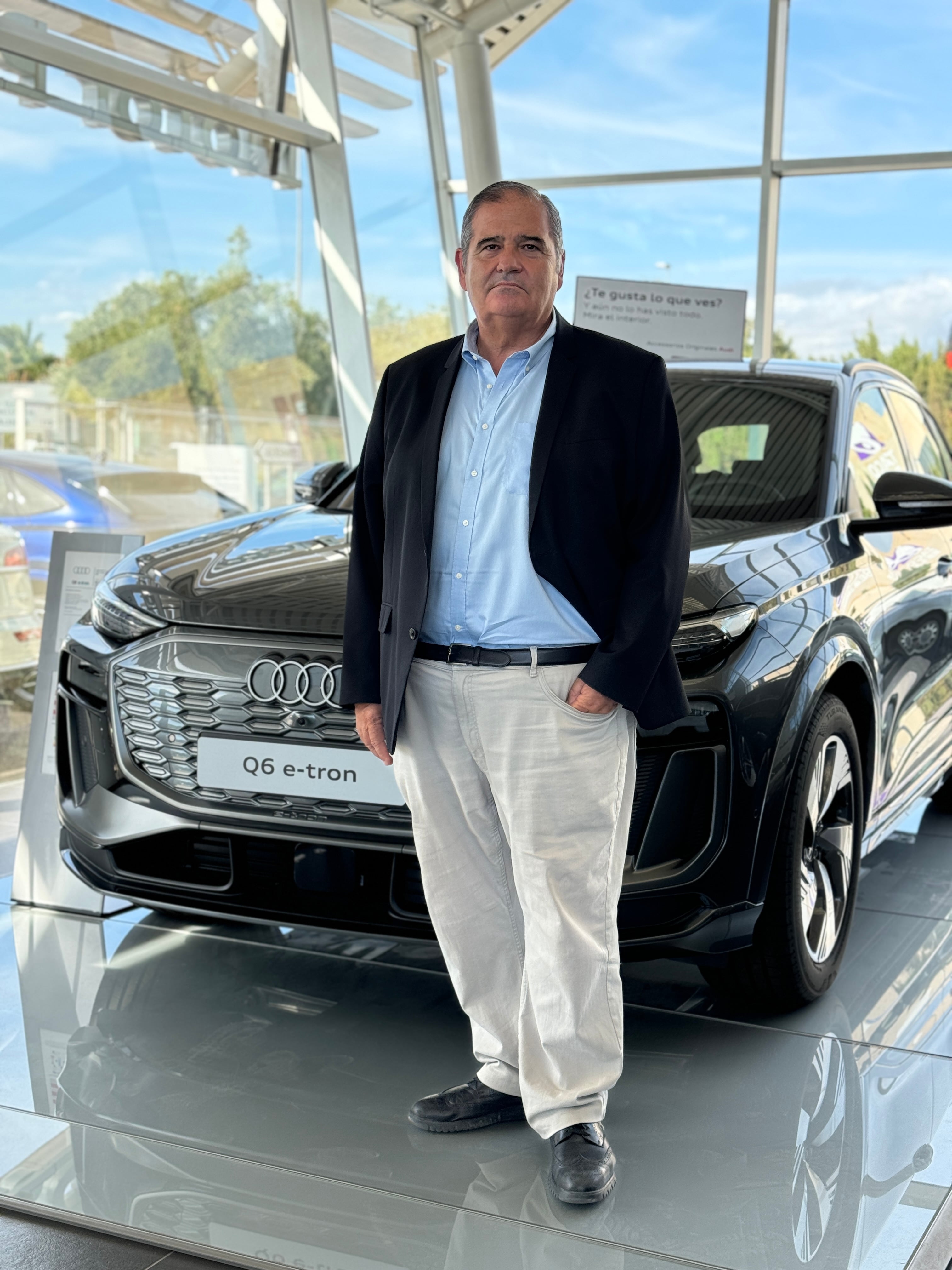 José María Gómez, gerente de Audi Motor Pacífico Alicante junto al Nuevo Audi Q6 e-tron