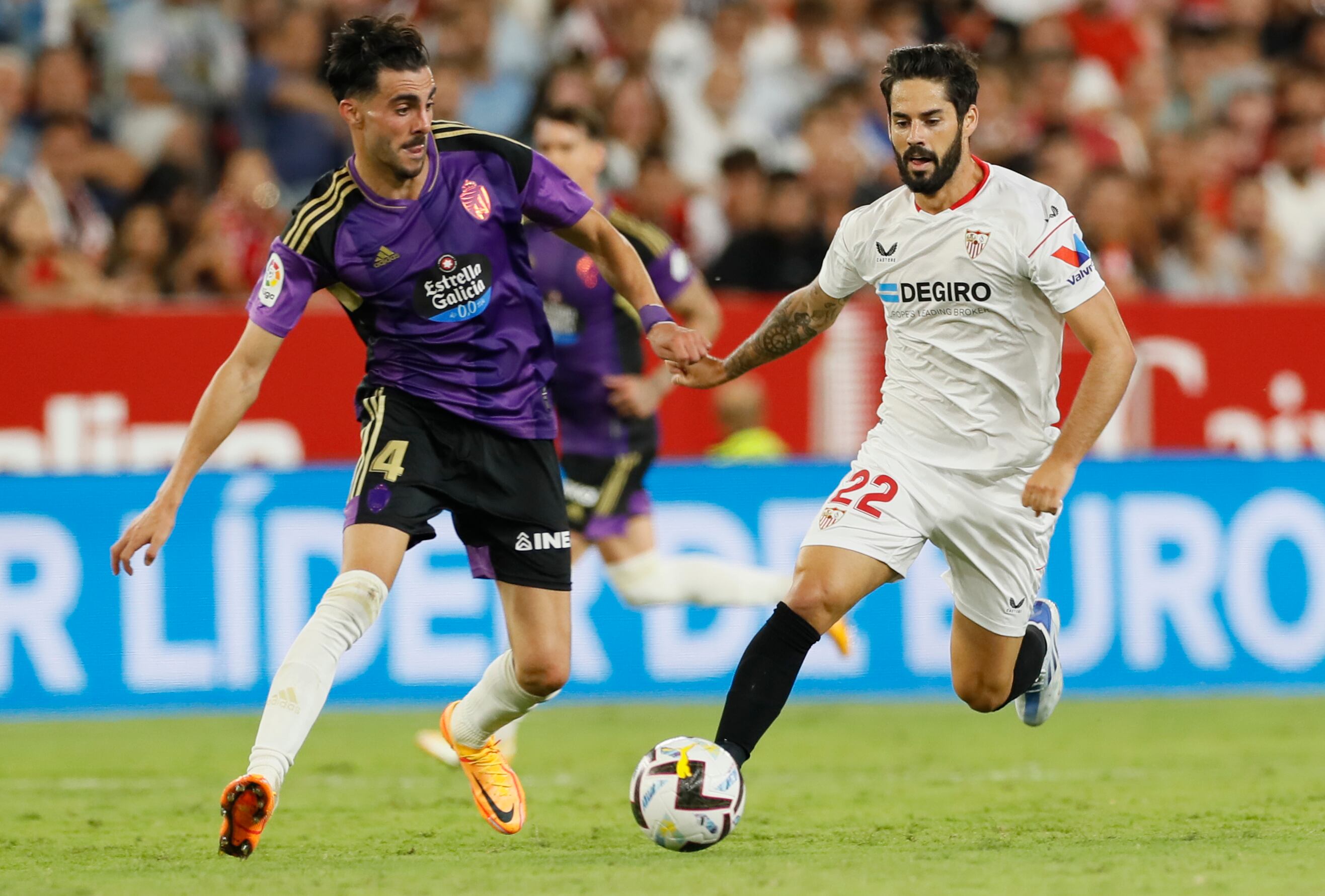 SEVILLA, 19/08/2022.- El centrocampista del Valladolid Kike Pérez (i) juega un balón ante &quot;Isco&quot; Alarcón, del Sevilla, durante el partido de Liga en Primera División que disputan este viernes en el estadio Sánchez Pizjuán. EFE/José Manuel Vidal
