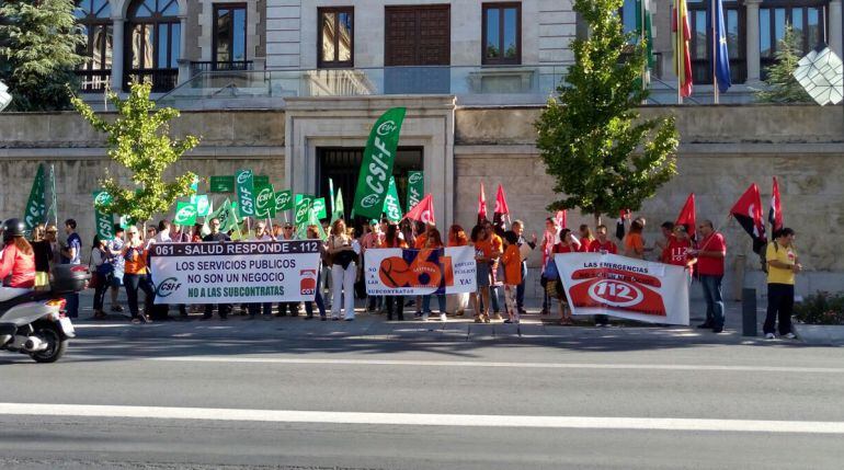 Protesta de trabajadores del 061 y 112 en Granada solicitando pasar a ser plantilla de la Junta de Andalucía