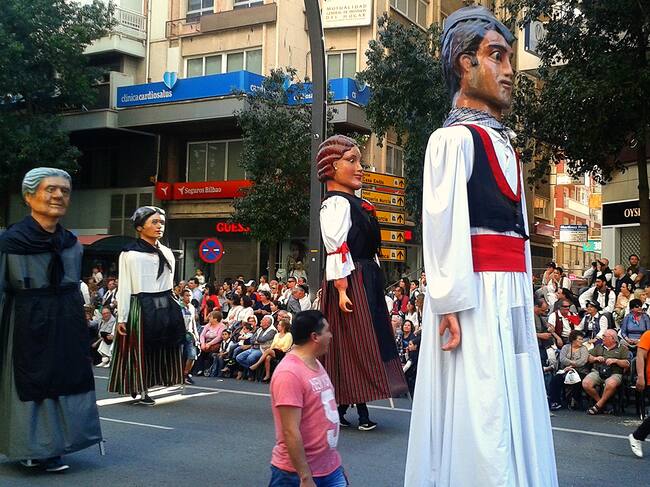 Gigantes y Cabezudos en el Bando de la Huerta de Murcia. Federación de Peñas Huertanas