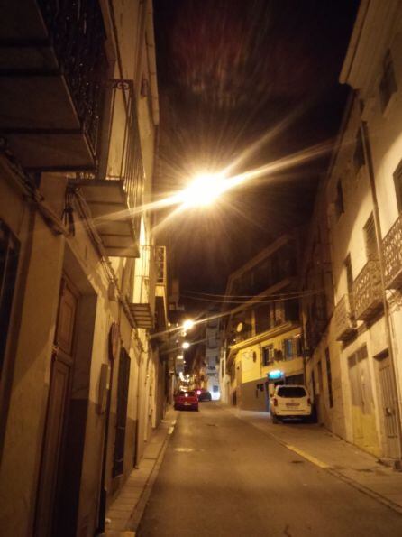 Instalaciones de alumbrado público en una de las calles del cenro urbano