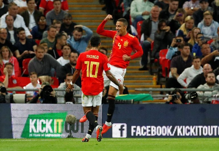 Rodrigo celebra con Thiago el segundo gol de España