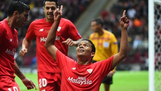 WAR246. VARSOVIA (POLONIA), 27/05/2015.- El jugador del Sevilla Carlos Bacca (d) celebra después de anotar el gol del 2-1 hoy, miércoles 27 de mayo de 2015, durante el partido por la final de la Liga Europa, entre el Dnipro ucraniano y el Sevilla español,