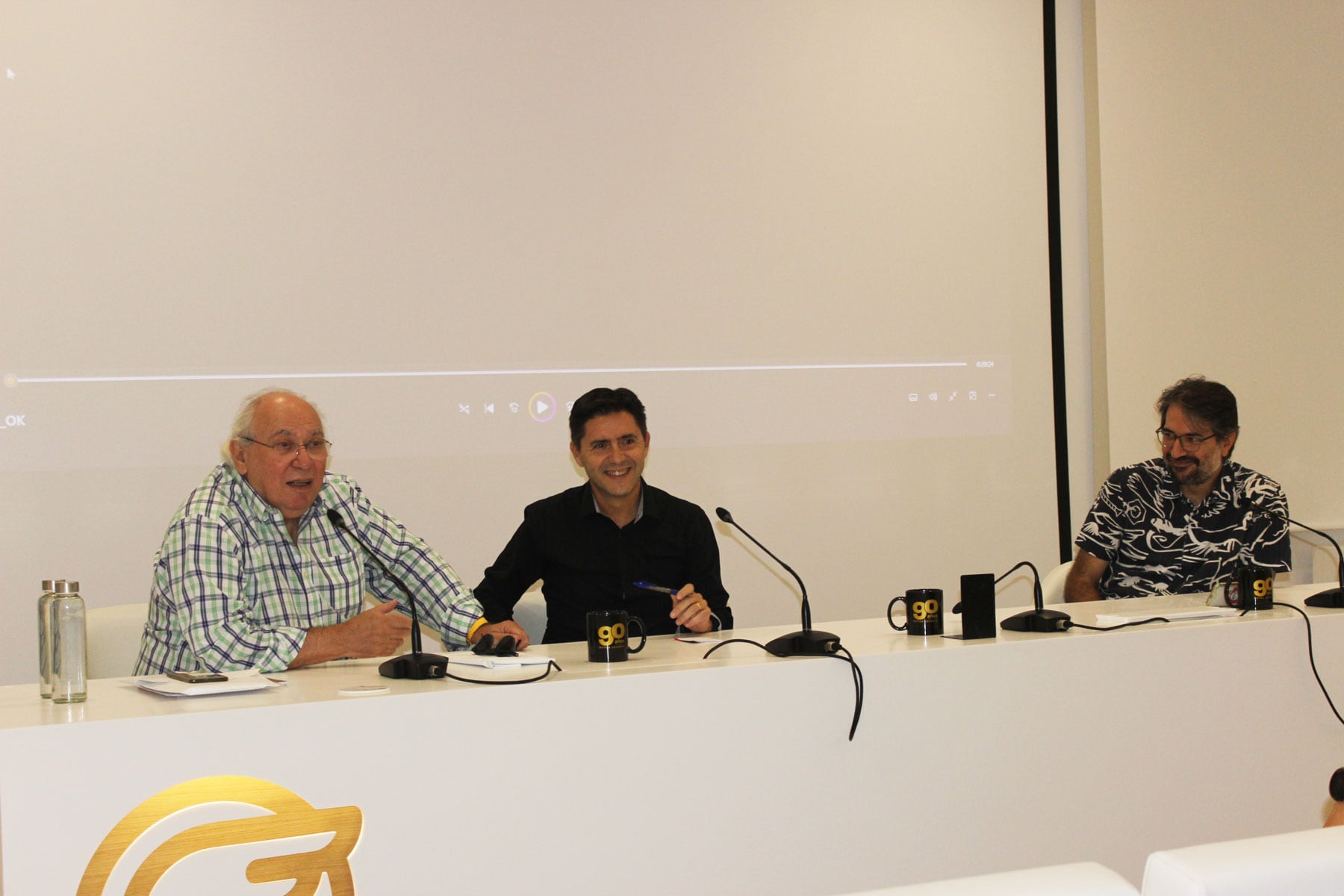 Ramón Climent, Santiago Sanchis i Pau Grau, durant l'acte de record a José Vicente Botella