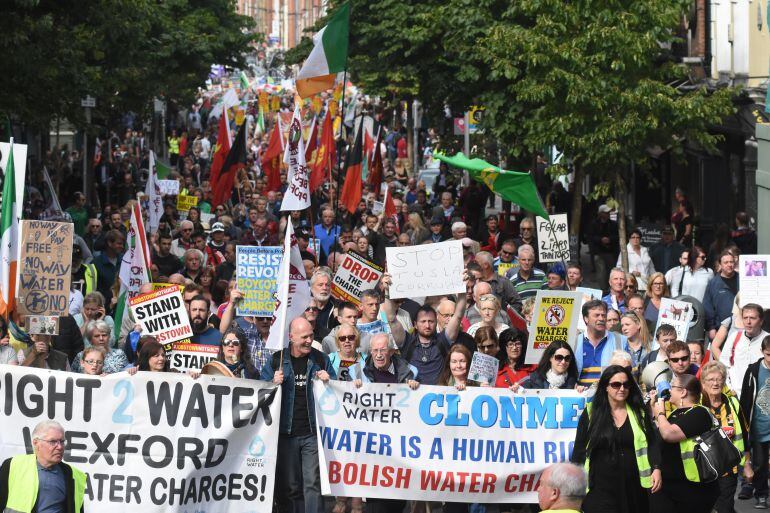 Miles de personas se manifestaron en 2016 en las calles de Dublin para reclamar la abolición de la tasa del agua  
 