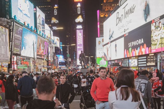 Gente fotografiándose sin mascarilla en Times Square (Nueva York)