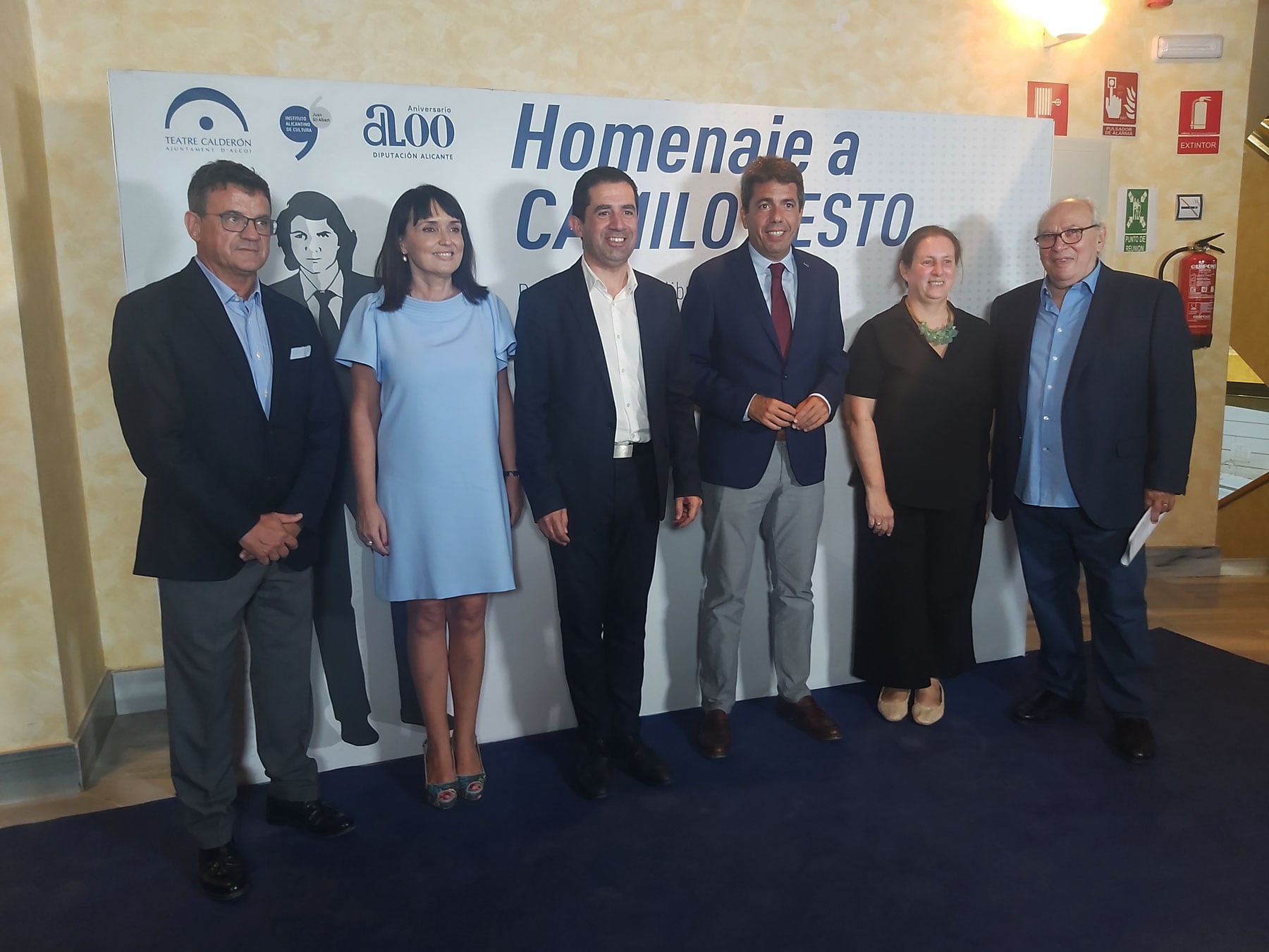 Toni Cabot, Julia Parra, Toni Francés, Carlos Mazón, Pilar Tébar y Ramón Climent, antes del inicio del acto