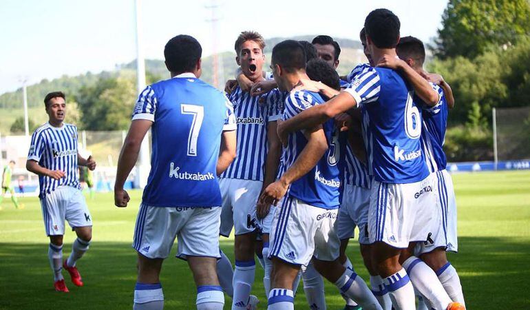 Los &#039;potrillos&#039; de Aitor Zulaika celebran uno de los goles ante el R. Racing Club de Santander en Zubieta.