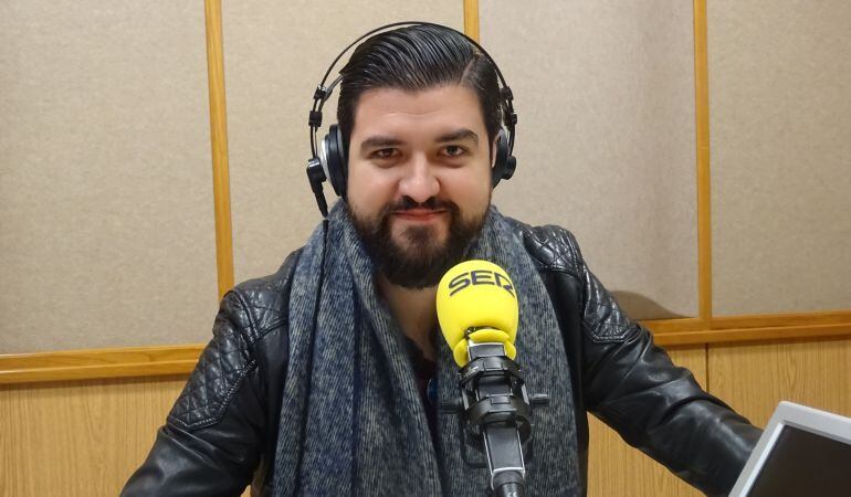 El humorista Manu Sánchez ante el micrófono de Radio Sevilla