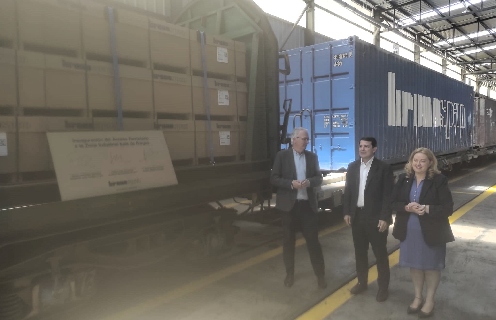 De izquierda a derecha, Francisco Javier Macicior, Alfonso Fernández Mañueco y Cristina Ayala, tras firmar en el panel que oficializaba la inauguración del nuevo ramal ferroviario. / Foto: Radio Castilla