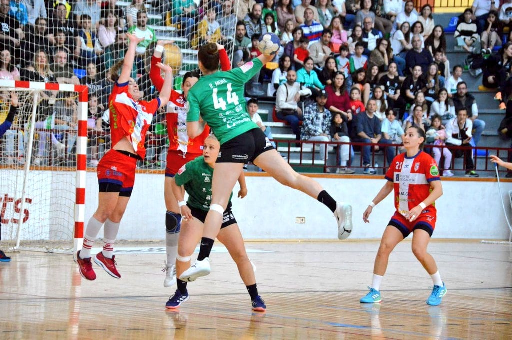 Raquel Moré lanza a portería en el partido de ida en Elche ante el Atlético Guardés