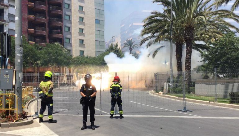 Miembros de la Policía Local y del SPEIS durante las fiestas de Hogueras