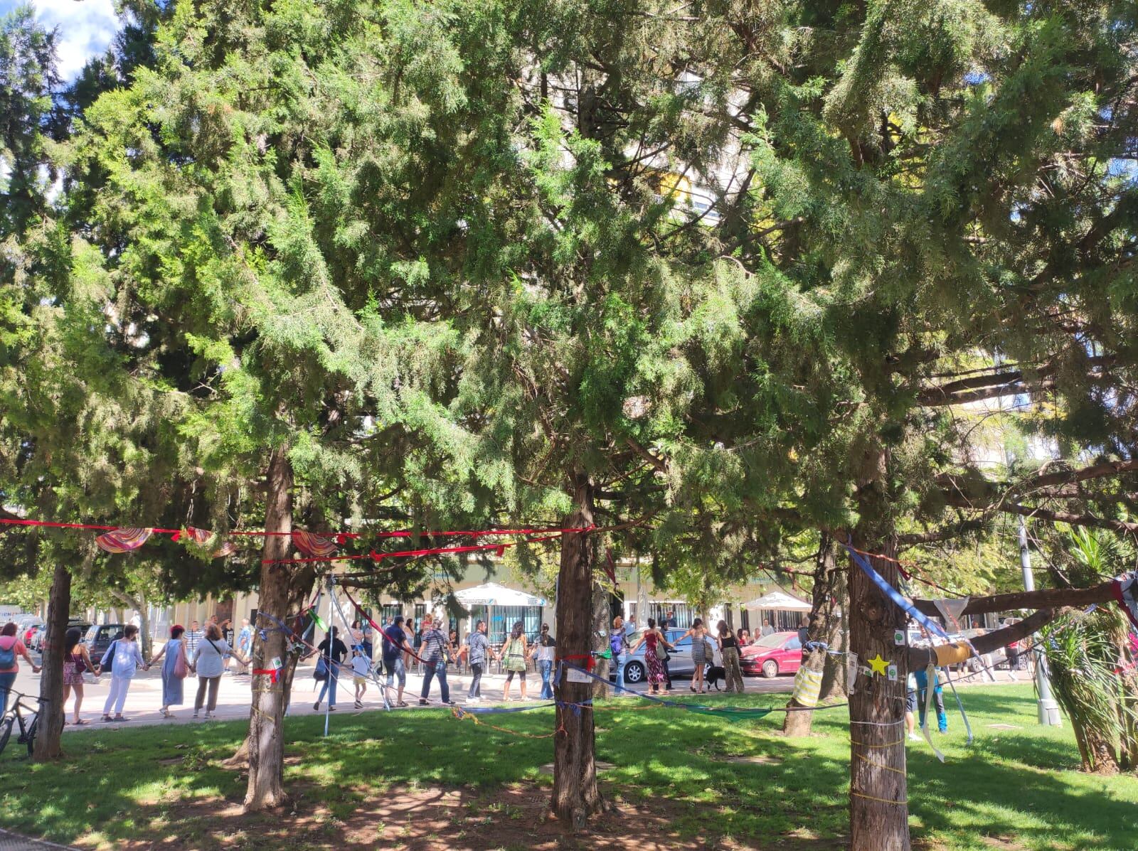 Cadena humana durante la concentración de la Plataforma Árboles Vivos Huesca.