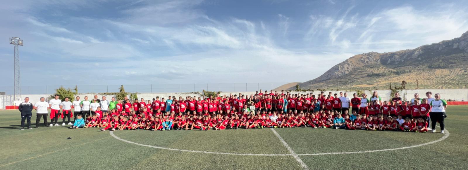 Foto de familia con todos los equipos y deportistas de la Escuela Municipal de los Deportes de Jódar