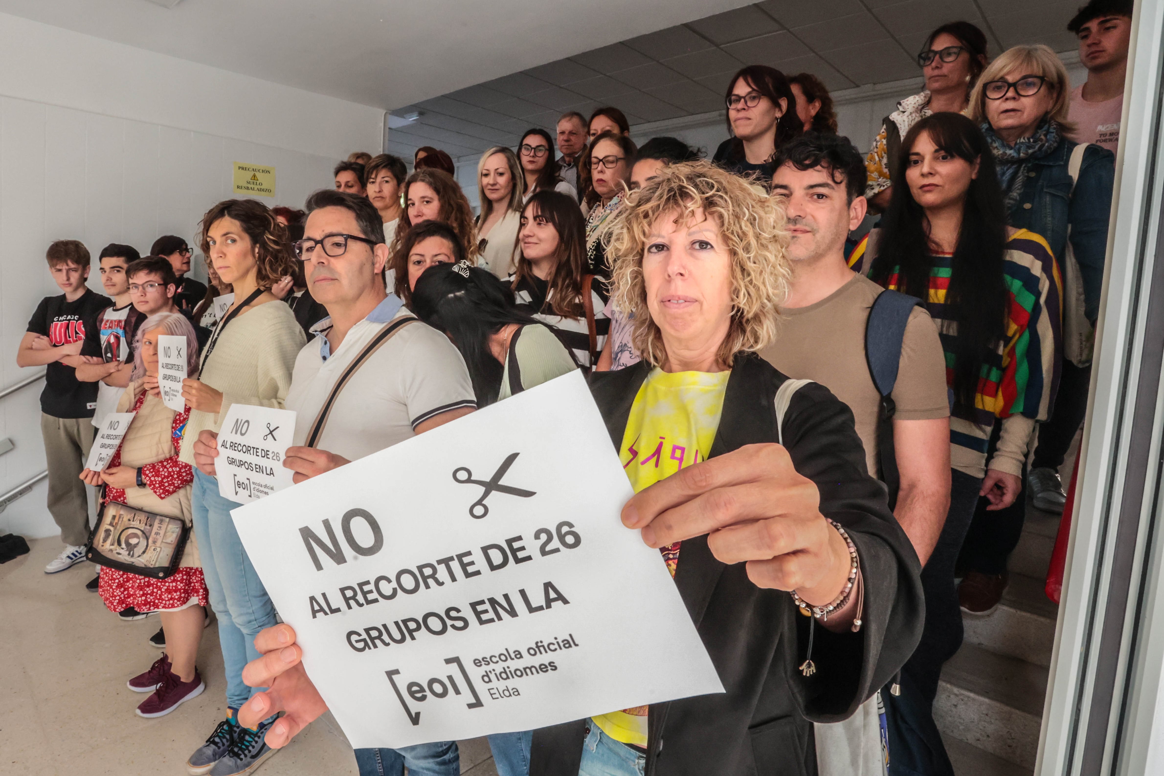 Alumnos y profesores se concentran en la EOI de Elda