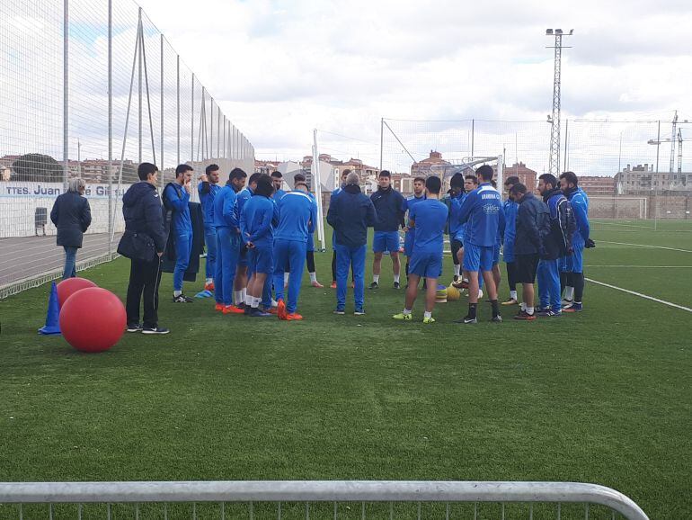 La plantilla blanquiazul escucha atentamente las consignas de De los Mozos durante una sesión de trabajo de esta semana.