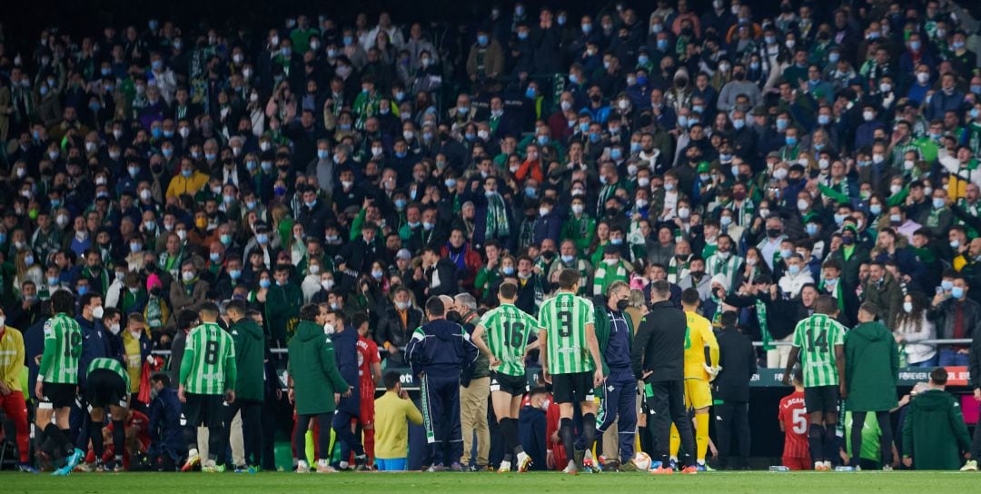 El partido quedó suspendido y los jugadores esperaron sobre el césped