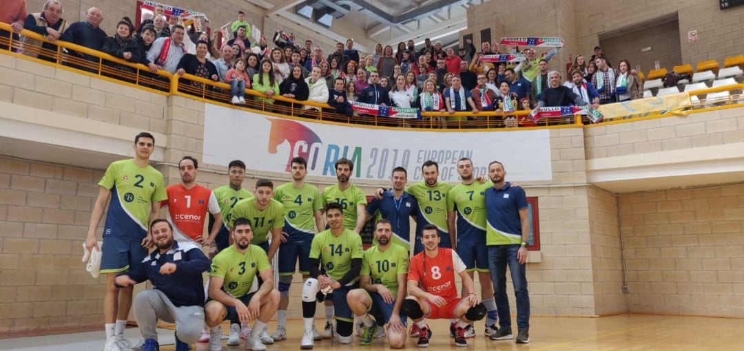 El equipo del Textil Santanderina con sus aficionados tras el partido en Soria