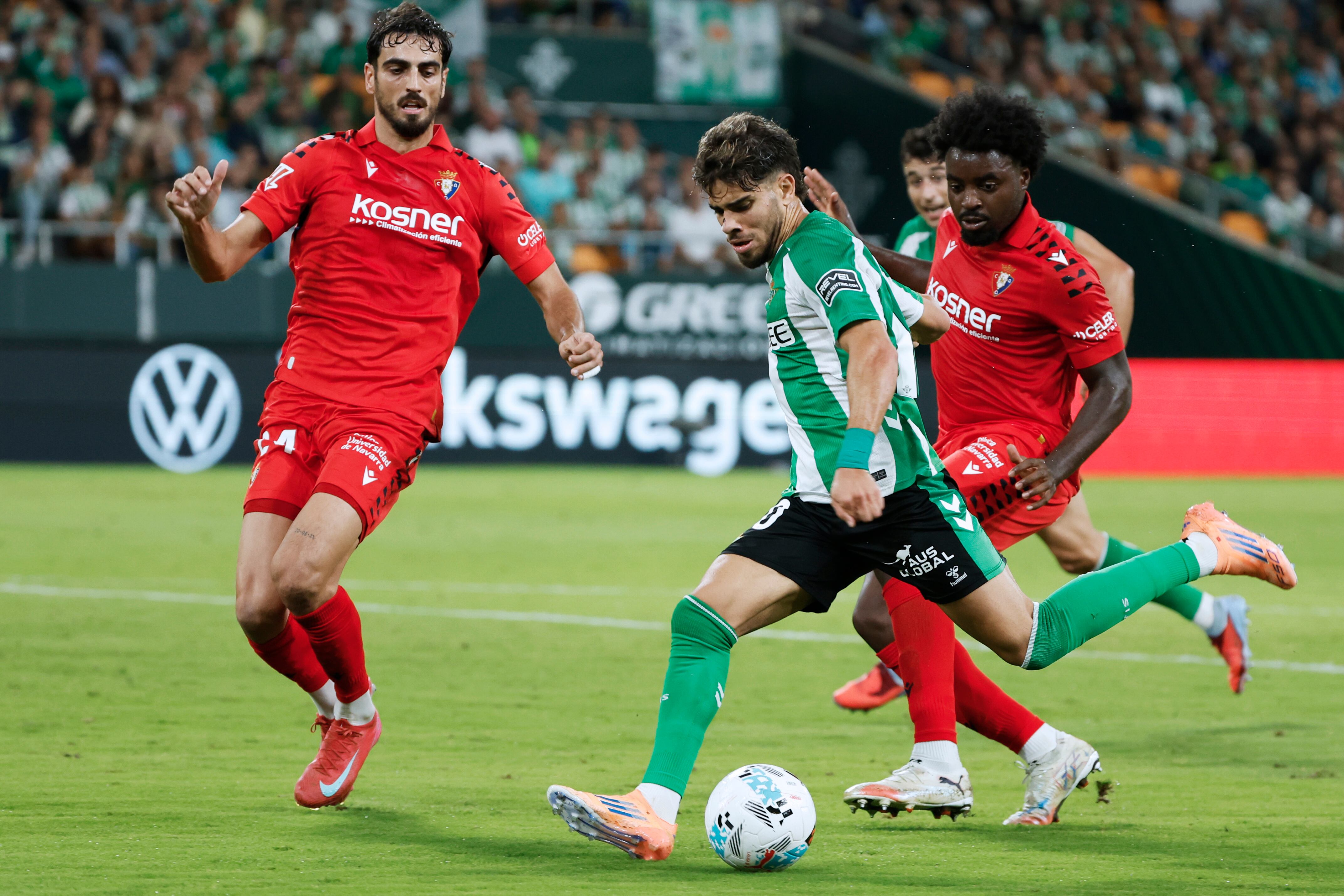 El ex de Osasuna Abde autor del primer gol del Betis ante Catena y Boyomo que fallaron en los goles encajados antes del descanso