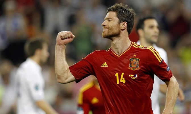 Xabi Alonso celebra un gol con la selección española