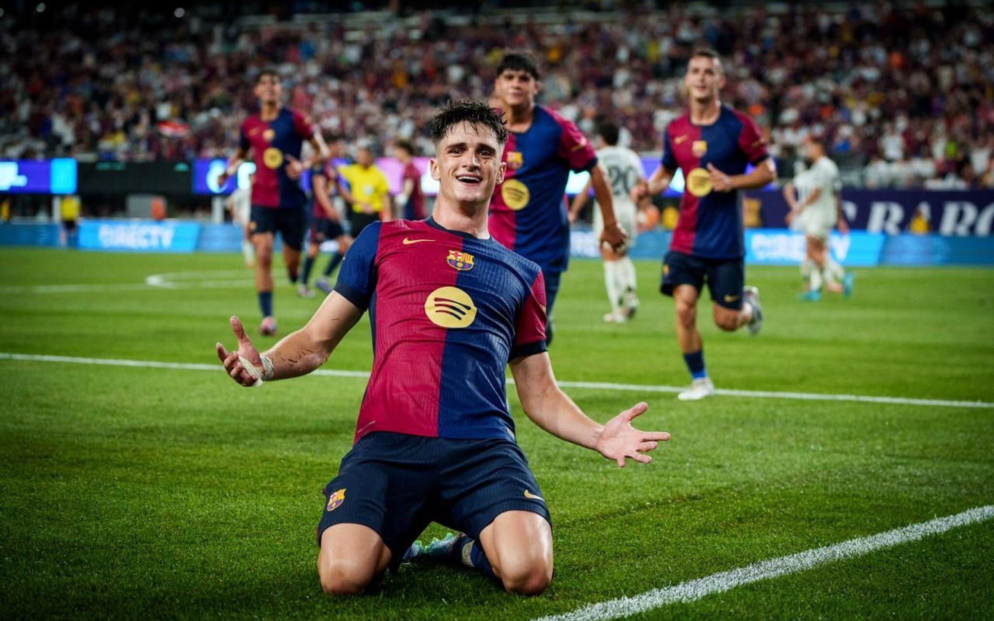 Pau Víctor celebra su gol en el &#039;Clásico&#039; de pretemporada