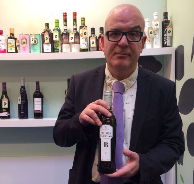 Juan Bolaños, de Bodegas Robles,muestra el vino ecológico de Robles premiado en el Mundus Vini con un Gran Oro.