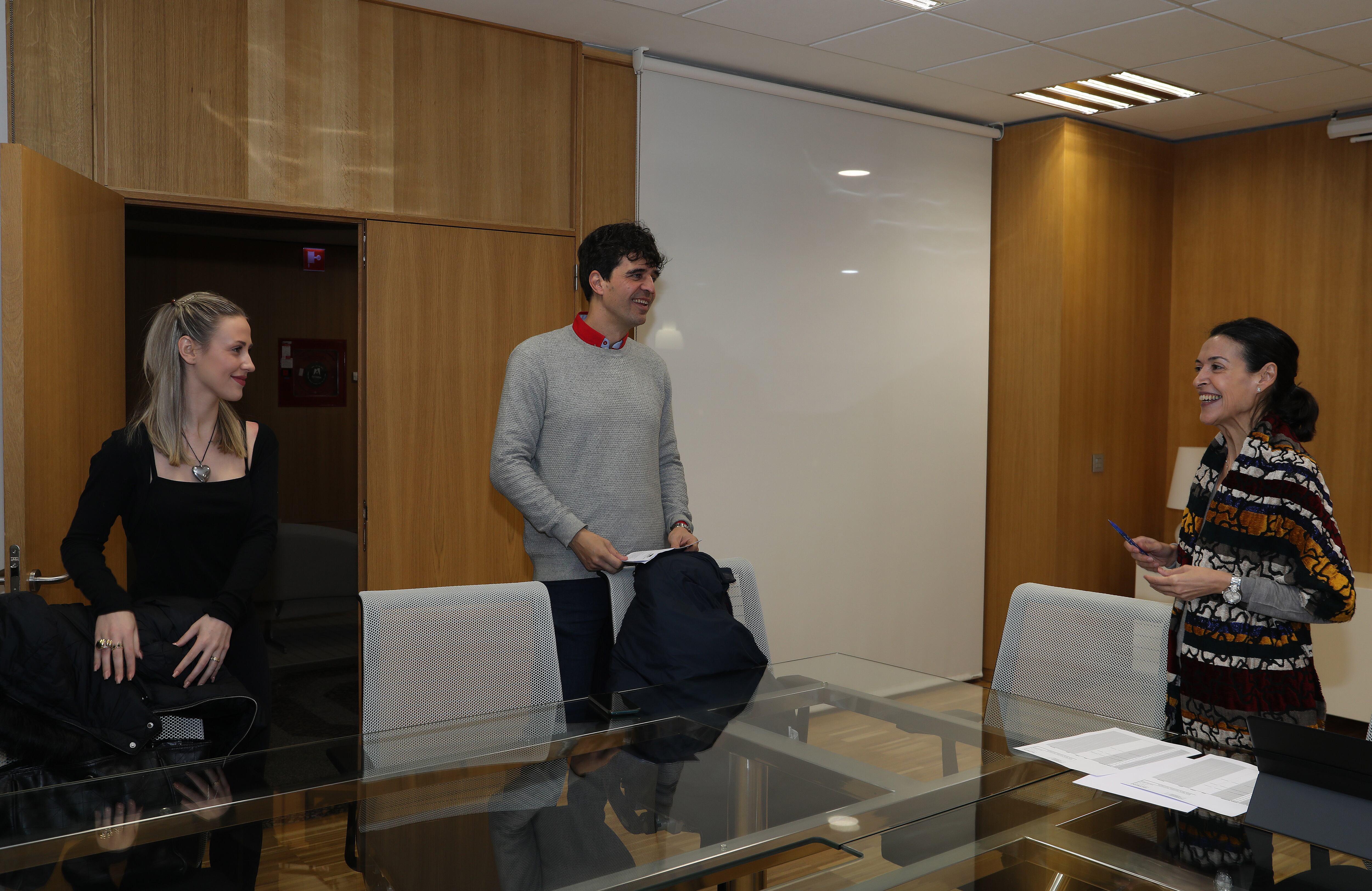 El coordinador de IUCyL, Juan Gascón; junto a la técnico de IU, Inés Becerril (I), acude a la reunión con la representante del Procurador del Común, Beatriz Muñiz(D), para pedir ampliar los datos sobre Castilla y León, tras el informe del Defensor del Pueblo de octubre de 2023 sobre los casos de abusos sexuales en la Iglesia