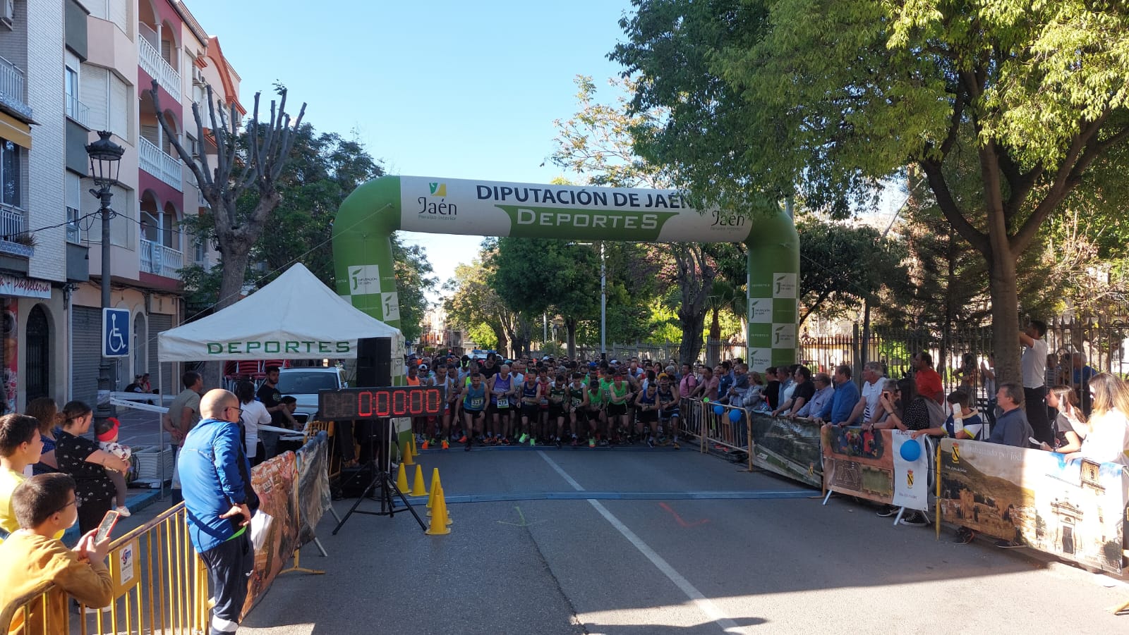 Momento de la salida de la carrera D, la de fondo