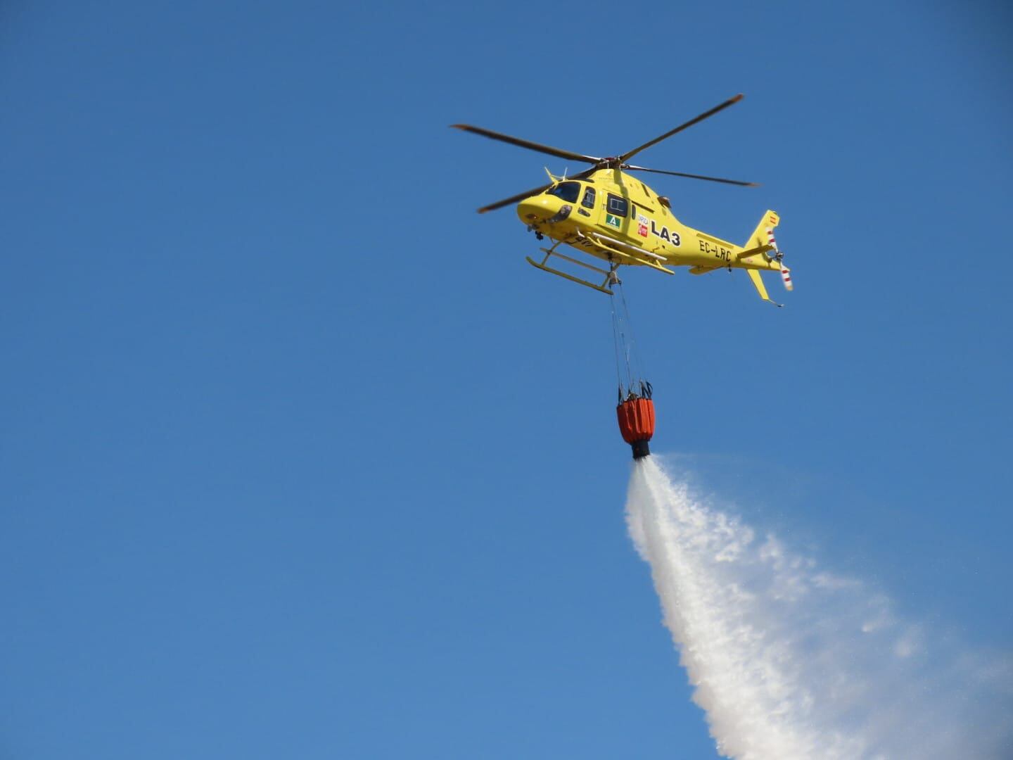 Helicóptero de carga en tierra del INFOCA durante una intervención en un incendio en Córdoba