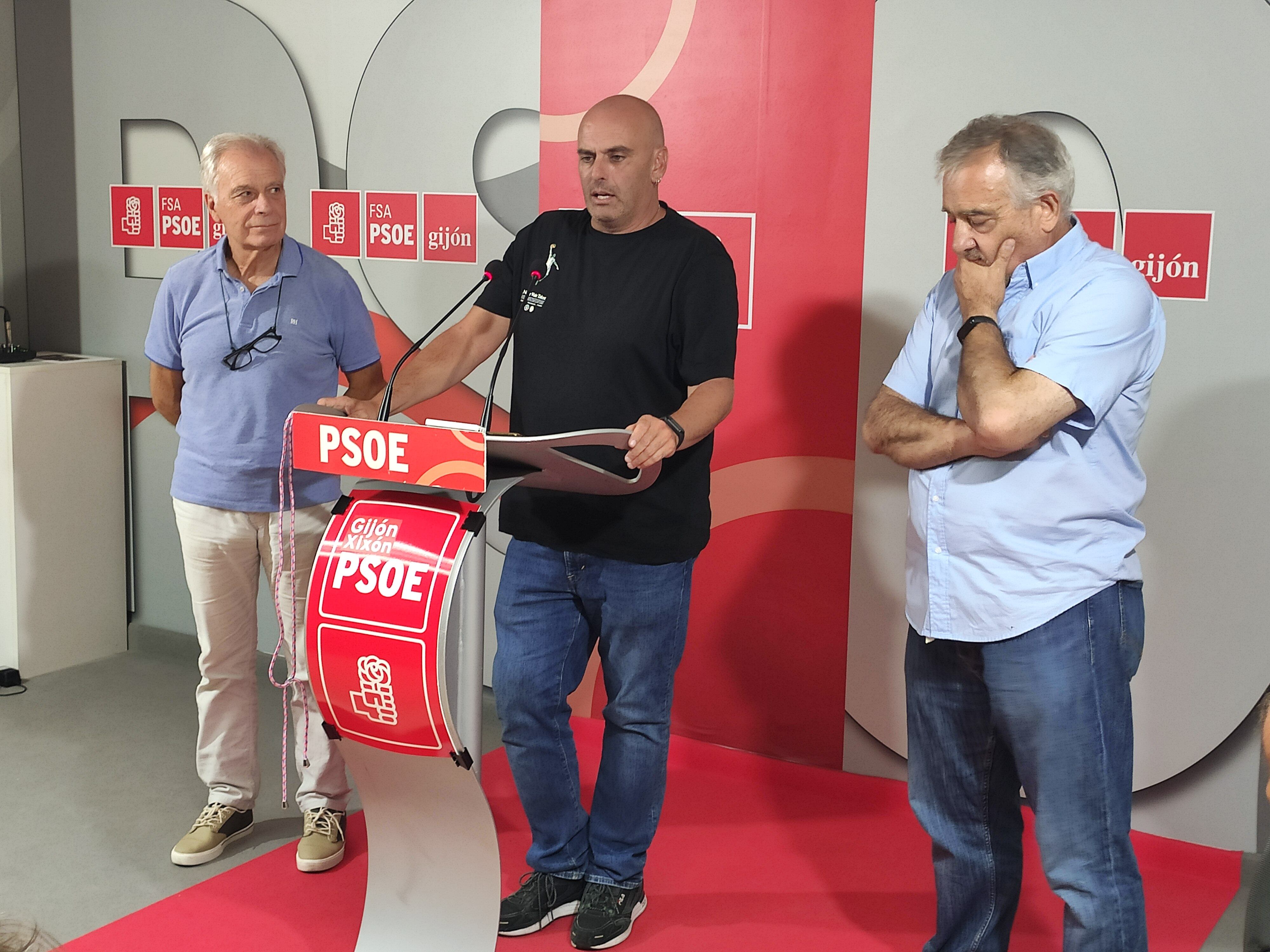 El secretario general del PSOE gijonés Monchu García junto a los promotores de la recogida de firmas.