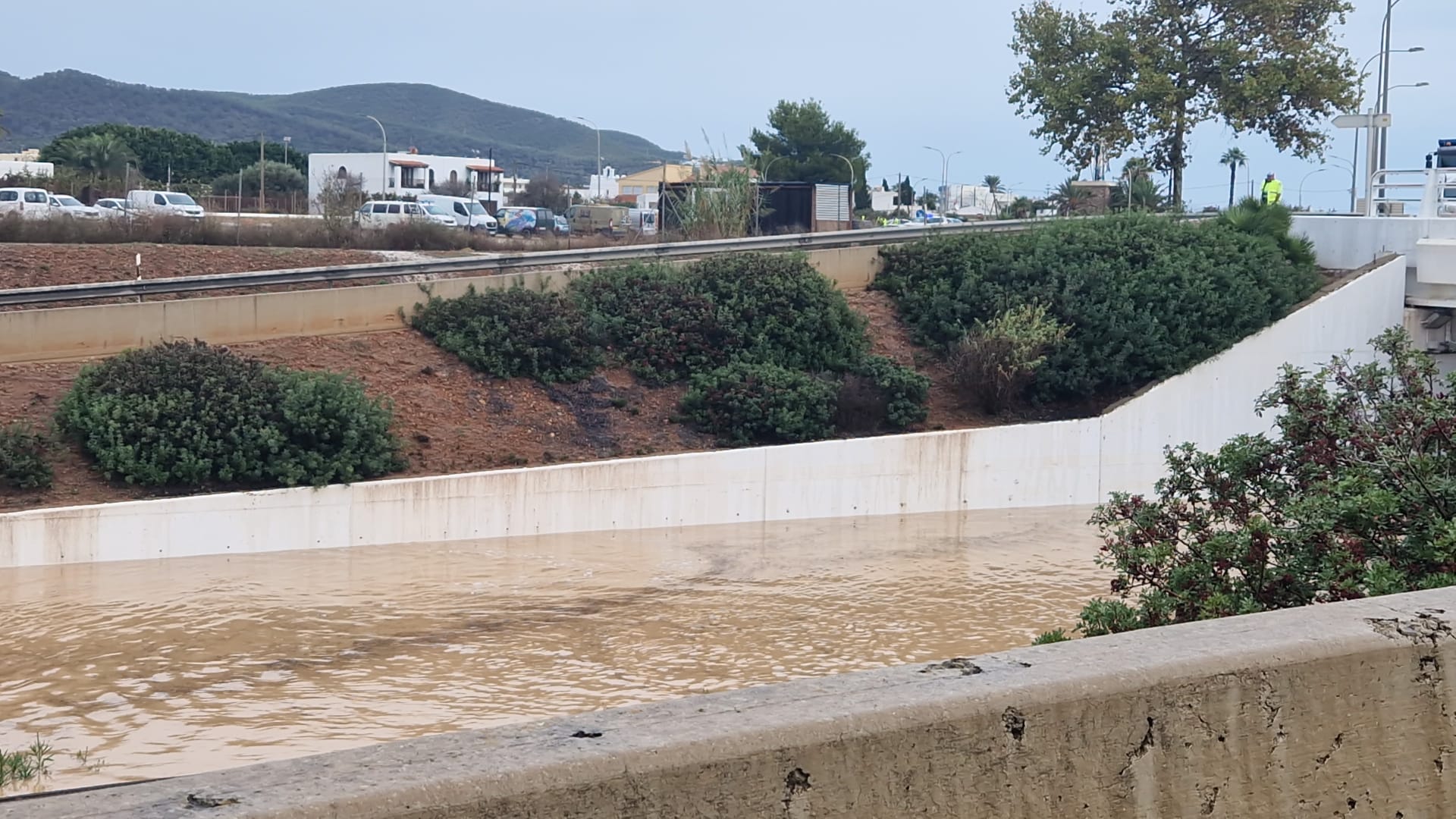 Autovia al aeropuerto tras las lluvias