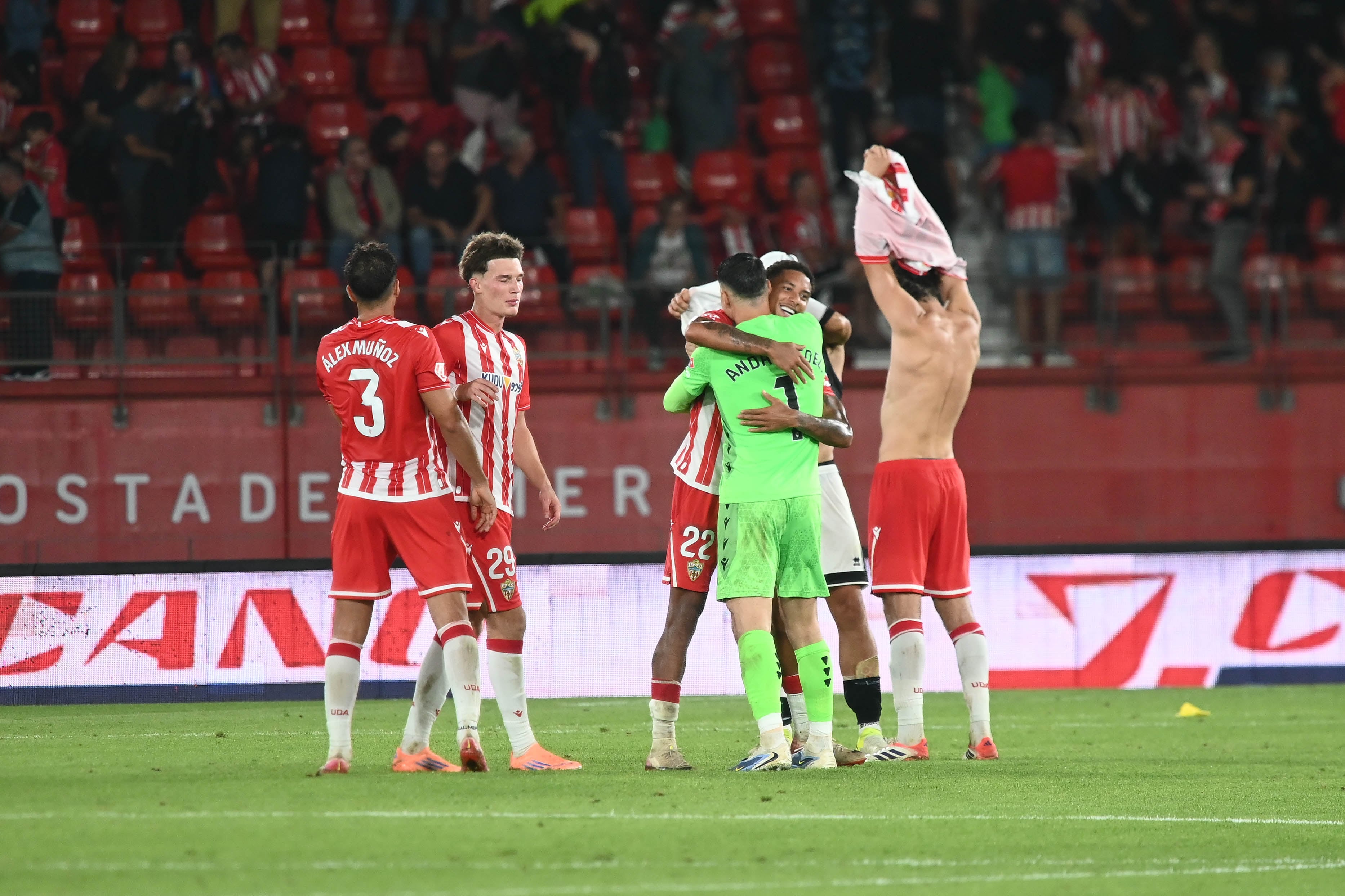 Se abrazan Chirino y Andrés los salvadores del Almería.