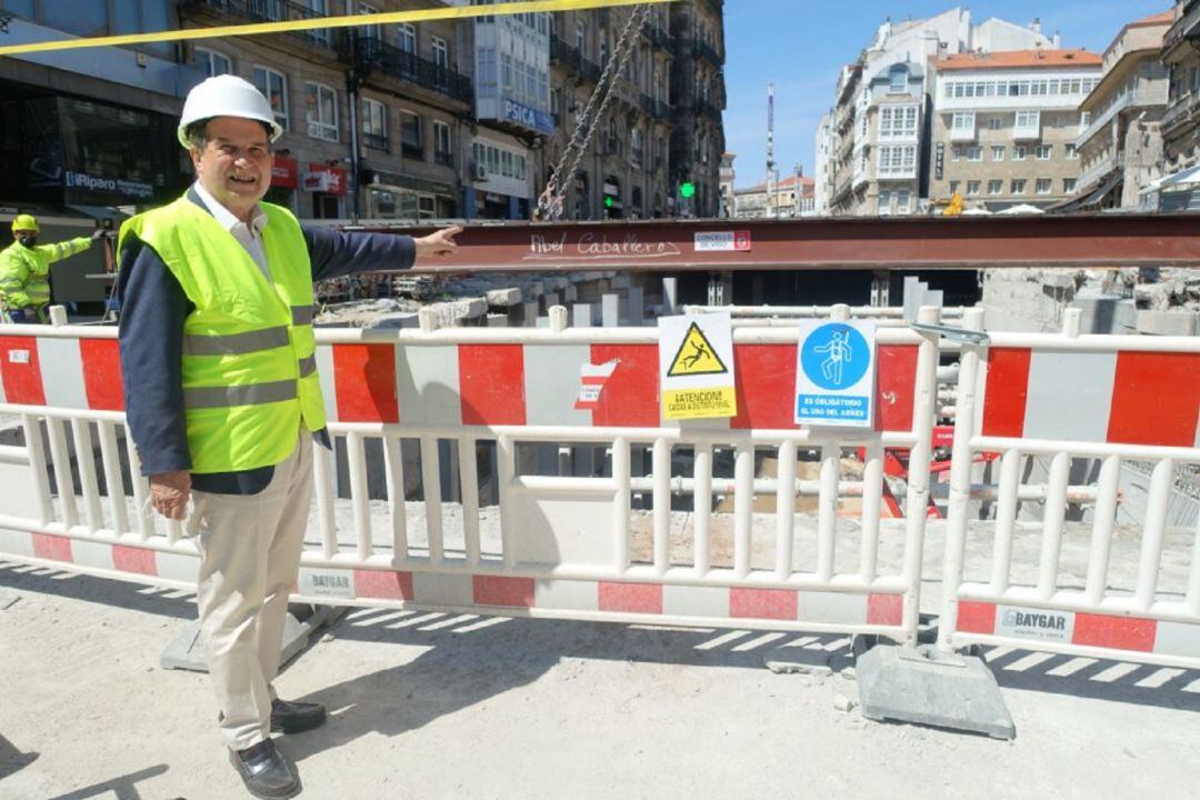 Caballero tras firmar una de las vigas