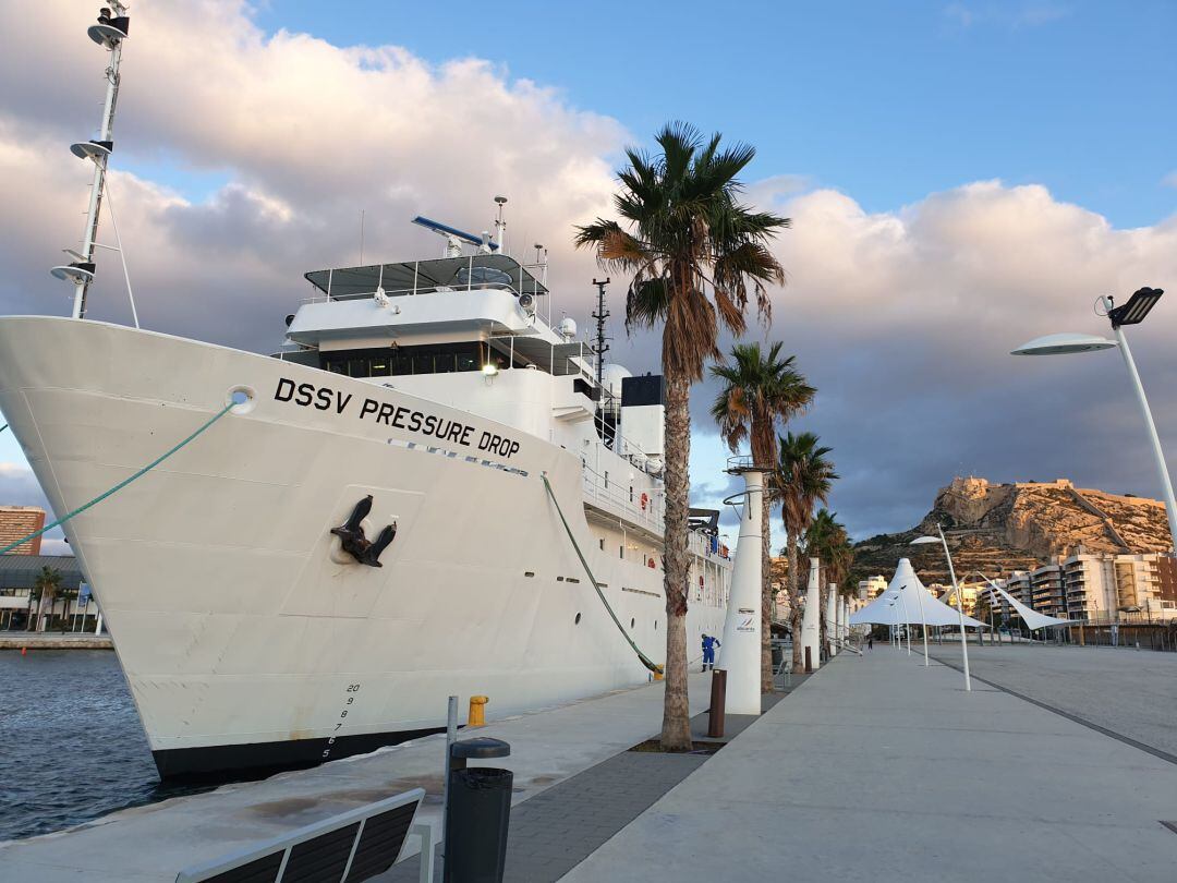 El barco DSSV Pressure Drop permanece atracado en la zona Volvo del Puerto de Alicante.