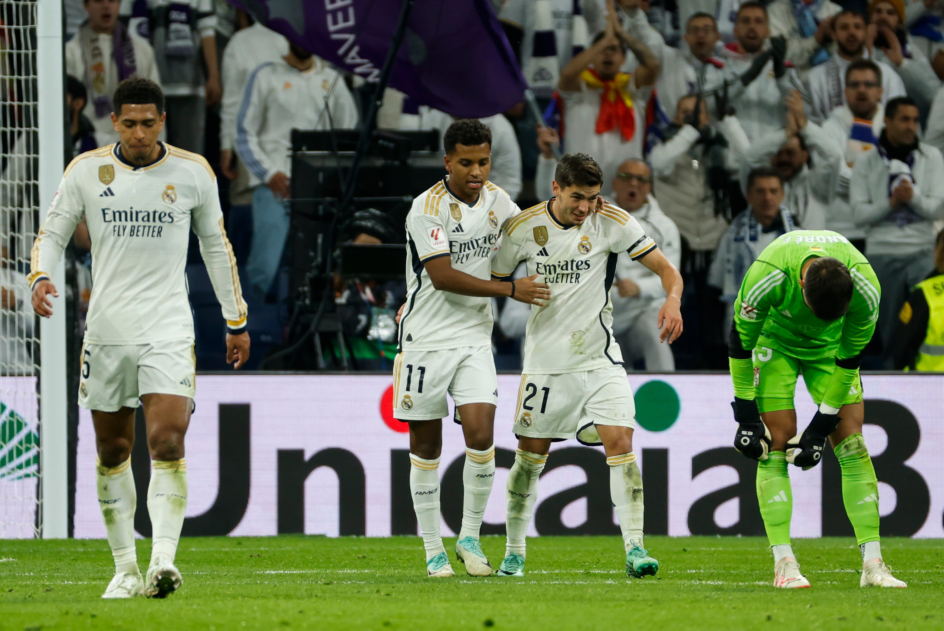 El delantero brasileño del Real Madrid Rodrygo celebra su gol junto a su compañero Brahim Díaz