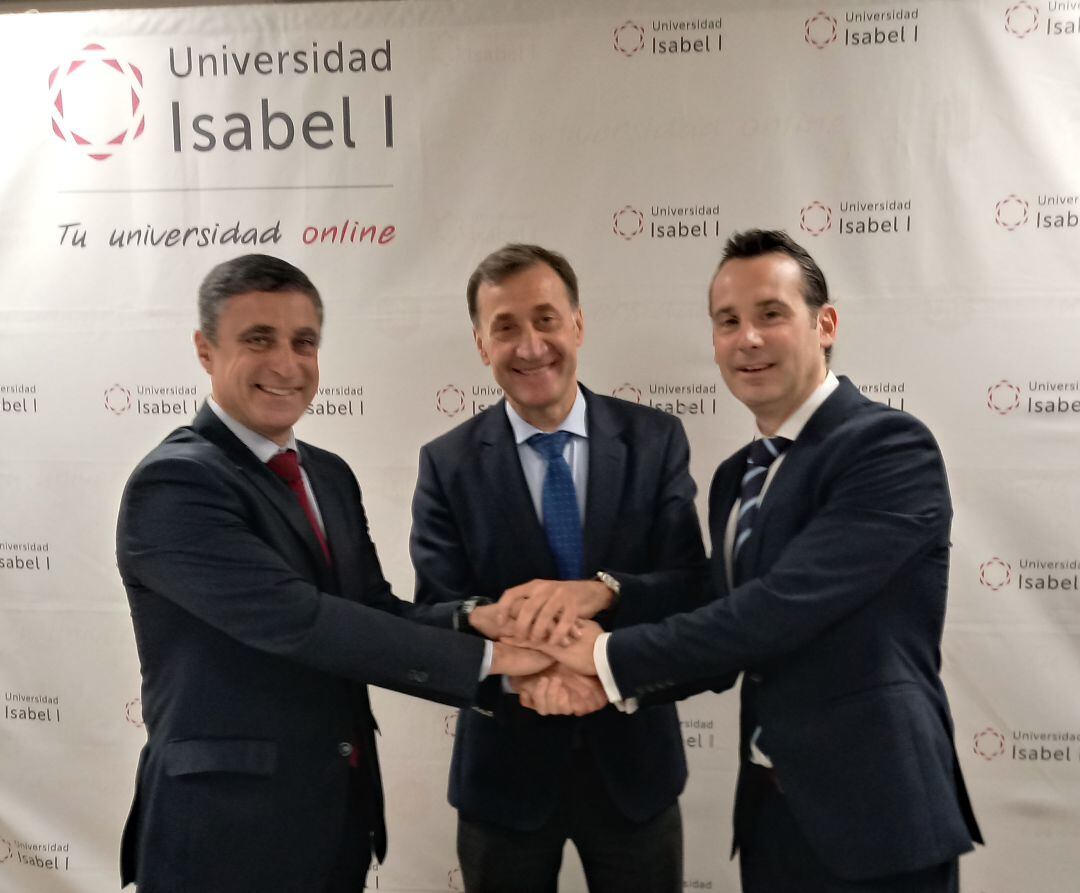 De izda a dcha: Rafael Barbero (Fundación Caja de Burgos), Alberto Gómez Barahona (rector Isabel Primera) y Alberto Navarro (Caixabank)