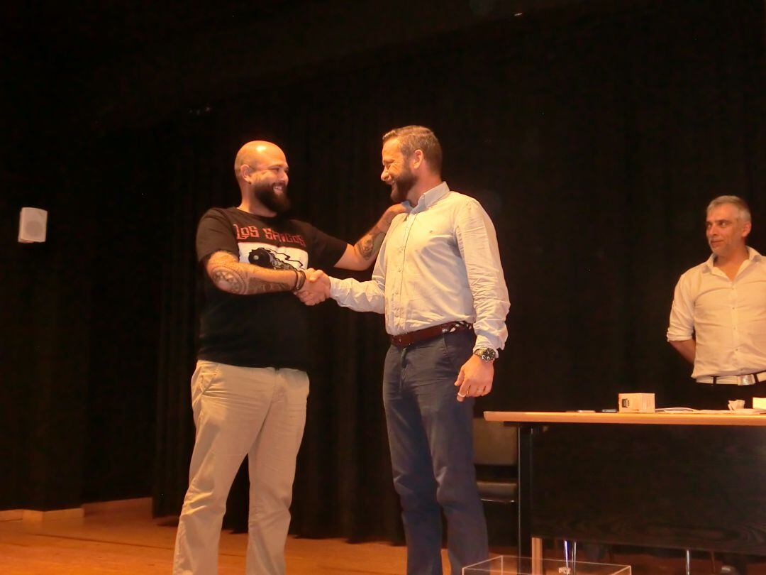 Jaime Ferrer (derecha) saludando al presidente saliente Rafa Cheli (izquierda).