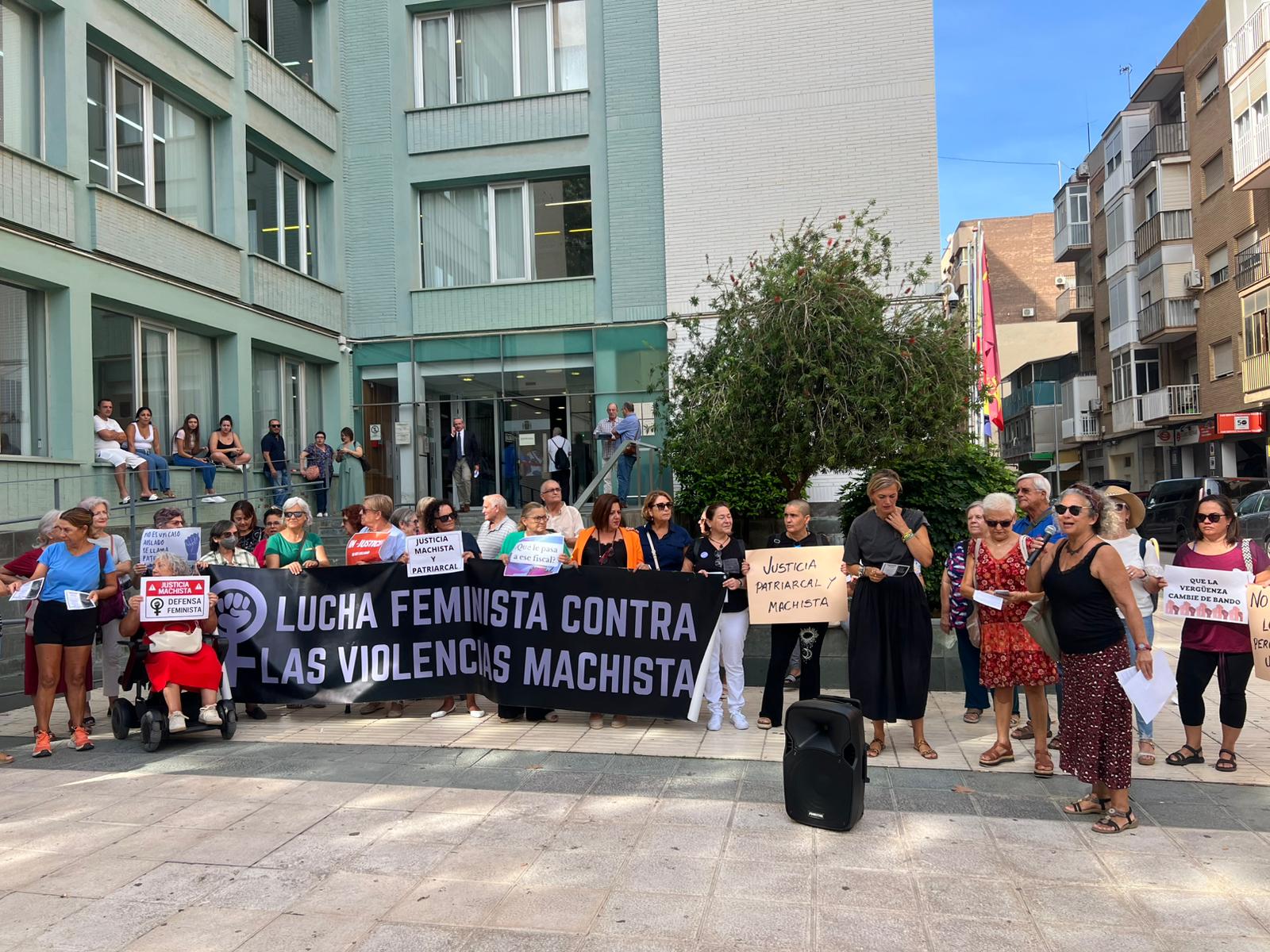 Momento de la concentración en el Palacio de Justicia de Cartagena