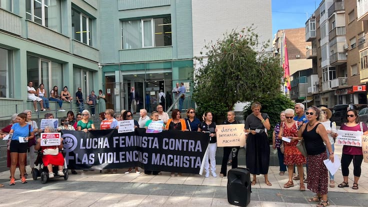 Conexión Concentración feminista en el Palacio de Justicia de Cartagena por la sentencia empresarios prostitución menores